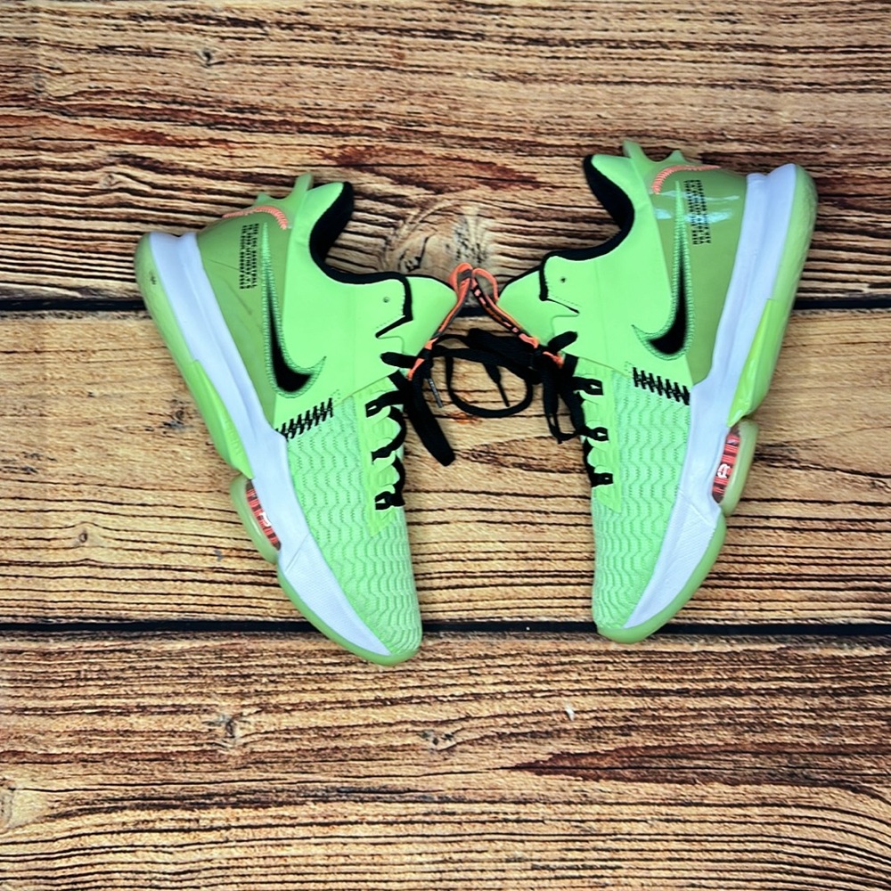 Nike Lebron Witness 5 “Grinch”